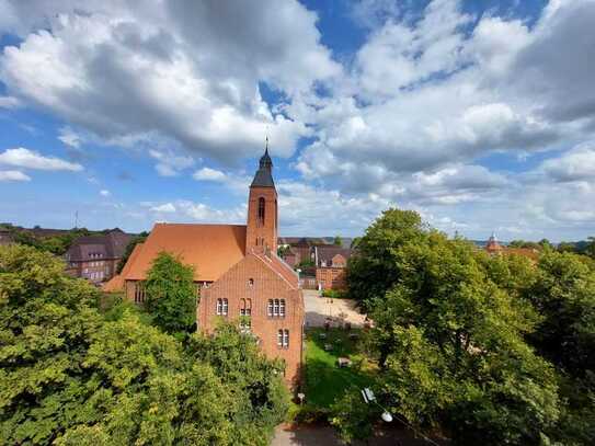 Helle Dachgeschosswohnung möbliert, am Marinestützpunkt in Kiel Wik mit Blick bis zur Förde