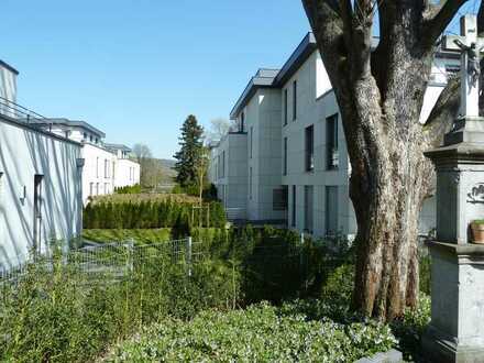 Exklusive 5-Zimmer-Wohnung in schöner Stadtvilla in direkter Rheinlage!