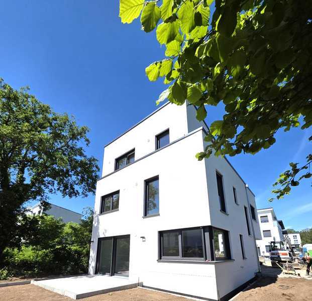                                                               OF-BIEBER: NEUBAU 4 Zi.Mais. m. 2 B&auml;der - Terrasse/Garten am Park                                                       in Bieber (Offenbach am Main)
