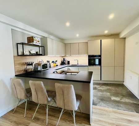 Schöne sanierte 4 Zimmer Wohnung im Altbau
