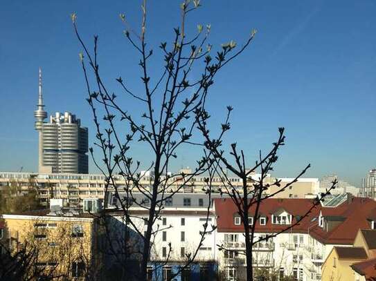 Exklusive, gepflegte 2-Raum-DG-Wohnung mit Balkon und Einbauküche in München Milbertshofen