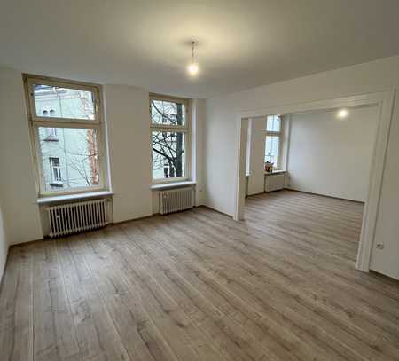 Sanierte 2,5-Zimmer Altbauwohnung mit Balkon!