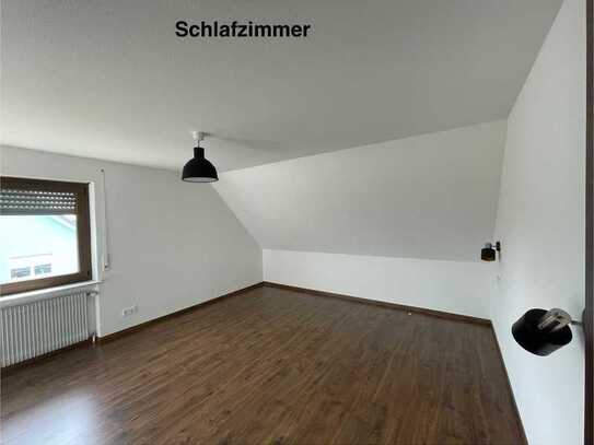 Erstbezug nach Sanierung: Schöne 4-Zimmer-Dachgeschosswohnung mit geh. Innenausstattung