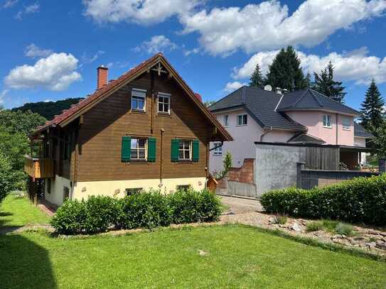 Für Holzblock-Haus Liebhaber: Einfamilienhaus mit evtl. Einliegerwohnung