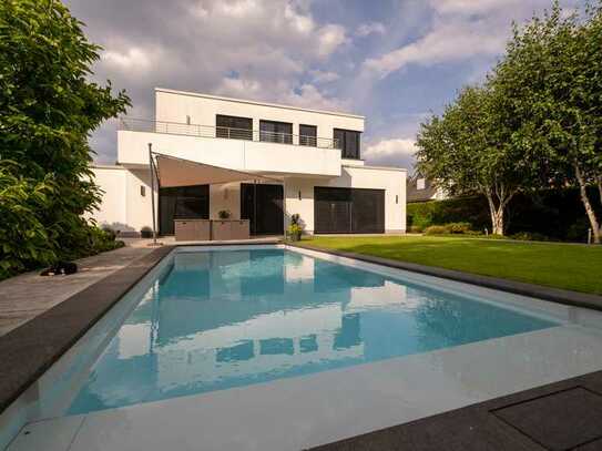 Aussergewöhnliche Architektenvilla mit Pool und Basketballplatz nahe Düsseldorf mit 400 qm Fläche