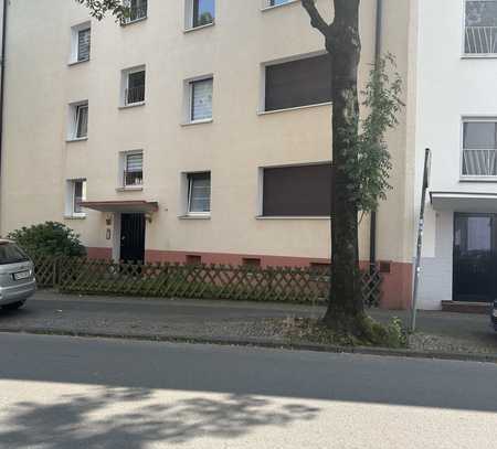 Schöne 3 Zimmerwohnung und Balkon ins Grüne teilsaniert