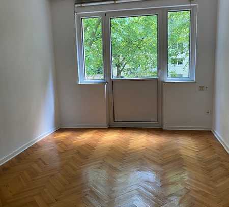 Echtholzparkett und Balkon - 2 Zimmer Wohnung zu vermieten!