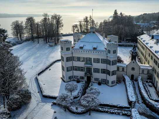 Schloss Possenhofen: Prachtvolle Beletage mit Seeblick samt Dachgeschoss