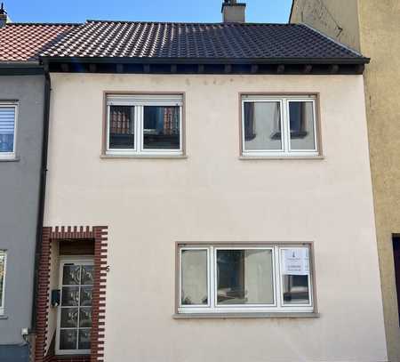 Sanierungsbedürftiges Reihenmittelhaus mit Garten in Speyer