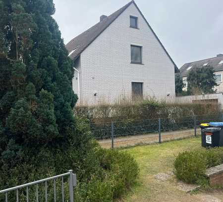 Erstbezug nach Sanierung mit Balkon: Geschmackvolle 4-Zimmer-Erdgeschosswohnung in Langenhagen