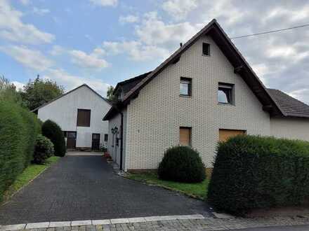 Großes Ein- bis Zweifamilienhaus mit Nebengebäude