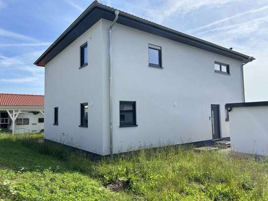 Neubau Erdgeschosswohnung mit Terrasse, Garten und EBK in Elfershausen