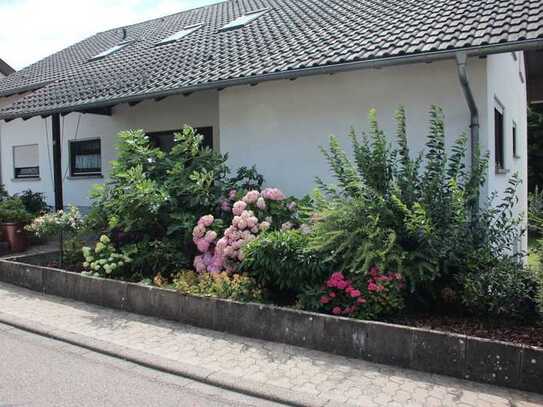 Schöne 3-Zimmer-Wohnung mit großem Garten in ruhiger Lage in einer Sackgasse