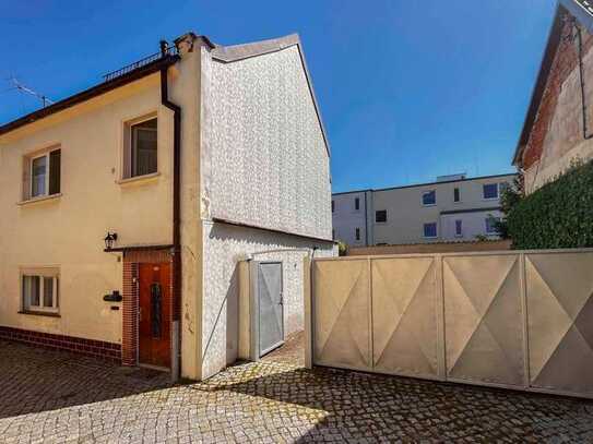 Gestaltbares Zuhause in Zwenkau: REH inkl. Nebengebäude mit Renovierungsbedarf in Innenstadtlage