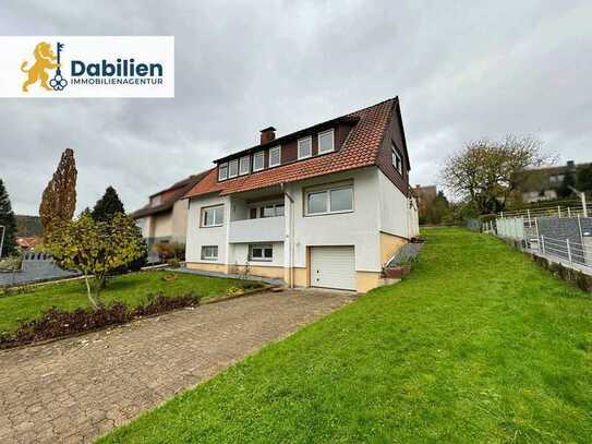 Idyllisches Wohnen in Hanglage: Einfamilienhaus mit Garage und sonniger Terrasse