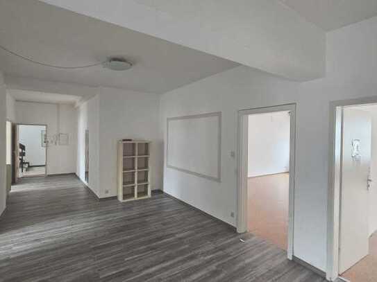 4-Zimmer-Wohnung mit Balkon