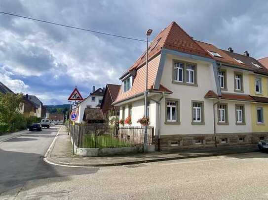 Liebevoll kernsanierte Jugendstil Doppelhaushälfte mit großer Scheune und potentiellem Bauplatz.