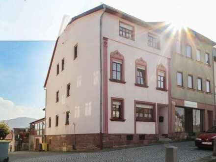 großen Haus mit Einliegerwohnung, Garage, Keller, Wintergarten, Terrasse und kleinem Garten