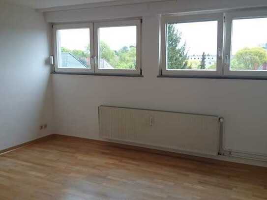 Gepflegte 1-Zimmer-Dachgeschosswohnung mit Einbauküche in Karlsruhe