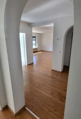 Moderne Wohnung im EG mit eigenem Garten und Balkon.
