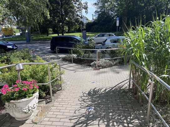 Grundsaniertes und gepflegtes Apartment mit Balkon und Einbauküche in München Solln