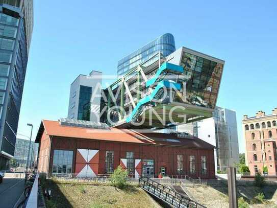 Das horizontale Hochhaus mit besonderer Architektur im Medienhafen.