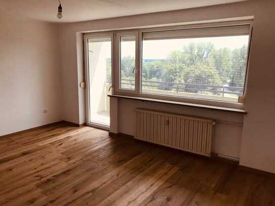 Vollständig renovierte 3-Raum-Wohnung mit Balkon in Augsburg
