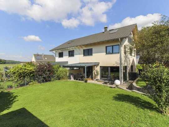 Modernes Einfamilienhaus mit Garten, Garage und Carport in Gem. Wörthsee