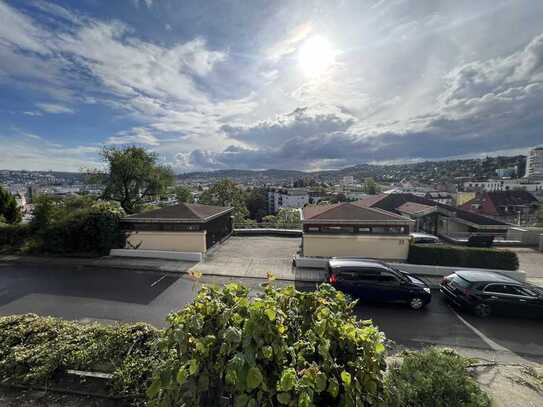 Aussicht über ganz Stuttgart - Erstbezug nach umfassender Renovierung - Balkon und kleiner Garten