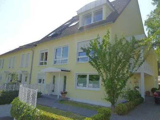 Moderne Dachgeschoss-Maisonettewohnung mit Loggia, Parkett, schwarz-weißen Bädern.