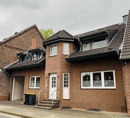 Dreifamilienhaus mit Garage, Doppelcarport und Einbauküchen in Alpen