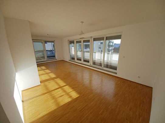 Loft-Charakter, helle 4-Zimmer-Penthouse-Wohnung mit Terrassen und EBK in Frankfurt