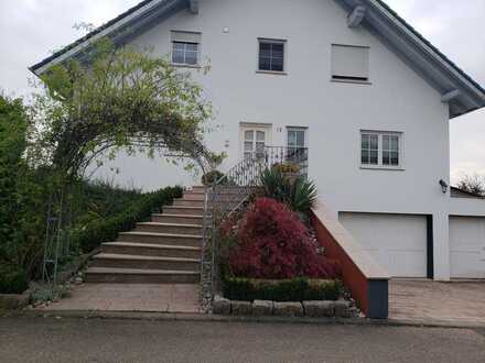 Ansprechendes Zweifamilienhaus mit sechs Zimmern in Hundersingen