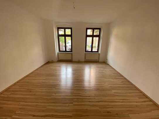 EBK mögl. !!! zwei 25m² große Zimmer / 1. Monat kaltmietfrei !