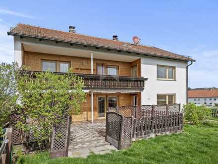 Sofort bezugsfrei: Zweifamilienhaus mit Sonnenbalkon, Terrasse und Pool