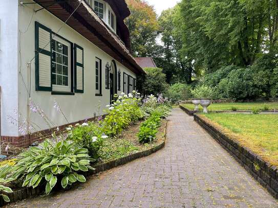 Einmaliges Reetdach-Landhaus auf parkähnlichem Anwesen