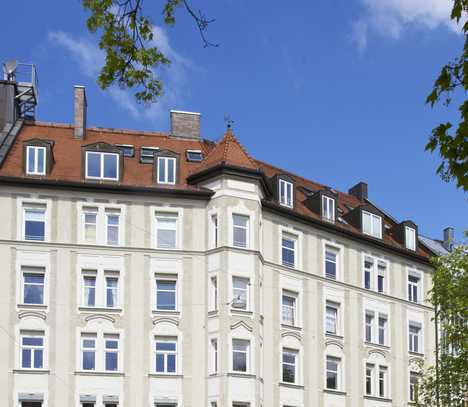 Top Altbauwohnung mit 2,5 Zimmern, Balkon, Aufzug, EBK u. TG im Dreimühlenviertel