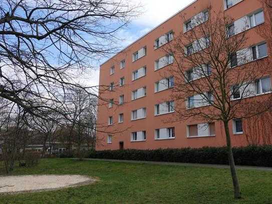 Sonnige und helle Familienwohnung mit Balkon in grüner Lage