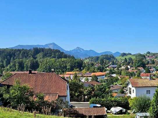 Sanierungsbedürftiges Einfamilienhaus mit Einliegerwohnung in sonniger Lage mit großem Garten