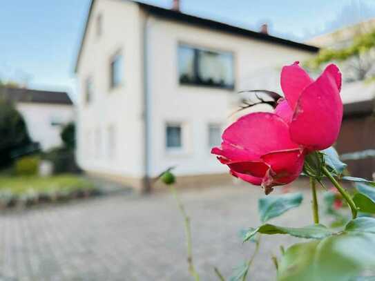 Zum Einzug frei! Einfamilienhaus samt ELW, großem Grundstück, Garten, Doppelgarage und Albblick!