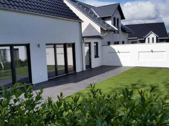 Freistehendes Einfamilienhaus mit Garage + Stellplatz + Garten