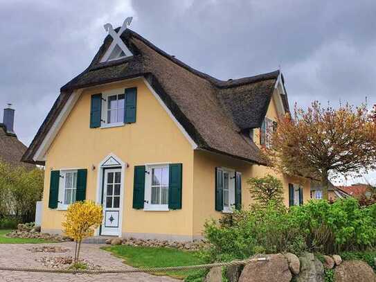 Schönes reetgedecktes Ferienhaus mit großem Garten, 400 m zum Ostseestrand und nah bei Travemünde