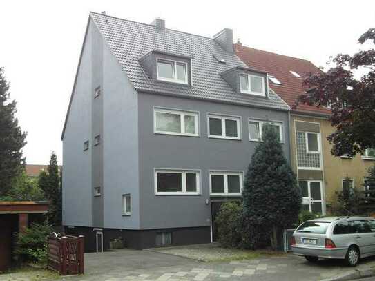 Attraktive 3-Zimmer-Hochparterre-Wohnung mit Balkon, EBK und eigenem Stellplatz in Düsseldorf-Eller
