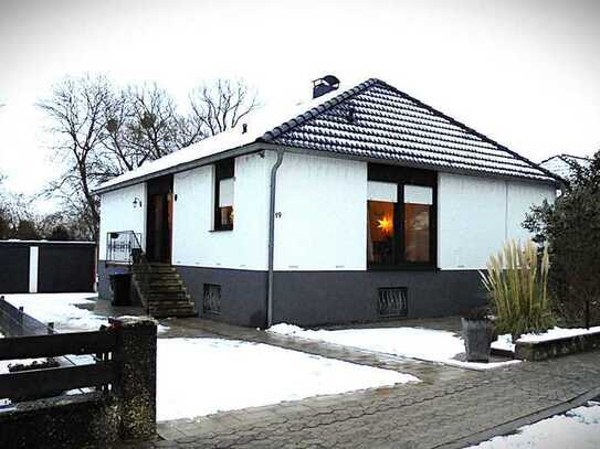 Geräumiges Haus mit ausgebautem Souterrain in ruhiger Lage mit Garten am Bachlauf