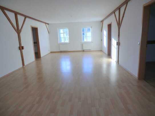 Dachgeschosswohnung mit extra großem zentralen Wohnraum