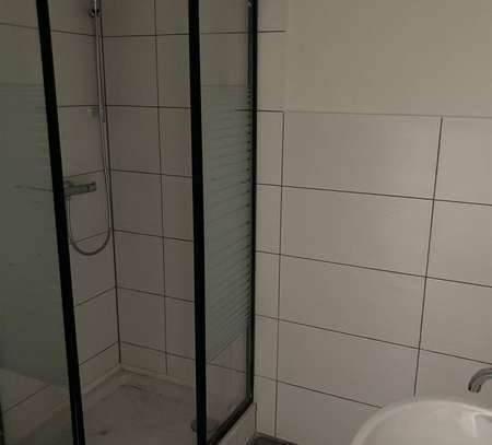 * Kompakte 1-Zimmer mit Laminat und Dusche in Zentrumsnähe! *