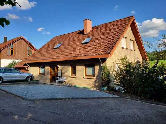 Sehr schöne Erdgeschoss-Wohnung mit Balkon und 2 Stellplätzen in ruhiger Wohnlage