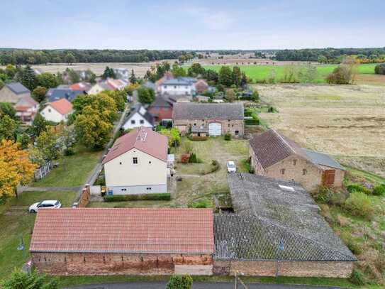 Vierseithof mit Einfamilienhaus, Ställen, großem Grundstück und angrenzendem Feld in Nuthetal