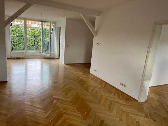 Exklusive 2-Raum-DG-Wohnung mit geh. Innenausstattung mit Balkon und EBK in Berlin Charlottenburg