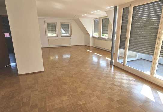 Tolle 4-Zimmer-Dachgeschosswohnung mit Loggia, EBK und Stellplatz.